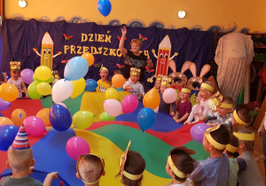 zdjęcie przedstawia dzieci bawiące się balonami oraz chustą animacyjną.